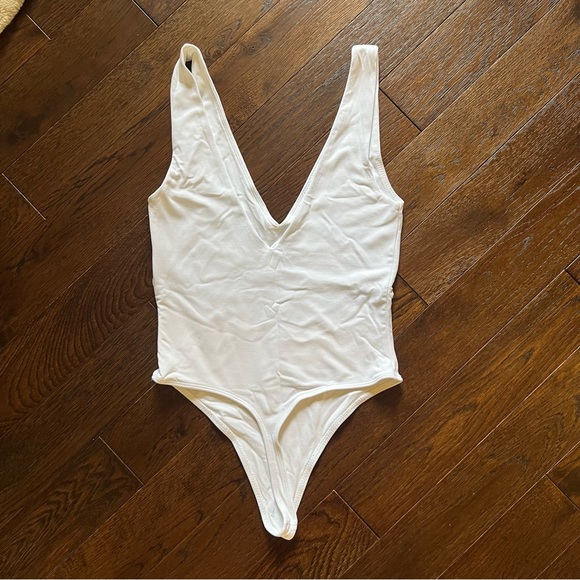 Contour V-neck bodysuit - Picture 6 of 7